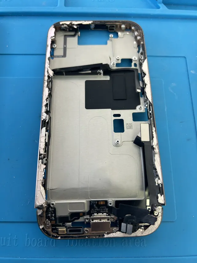 iPhone geöffnet Reparatur läuft – Werkstatt PhoneKlinik Grenchen