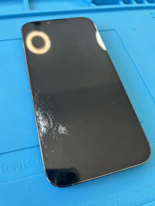iPhone Display schwarz defekt – Display-Reparatur Grenchen Solothurn
