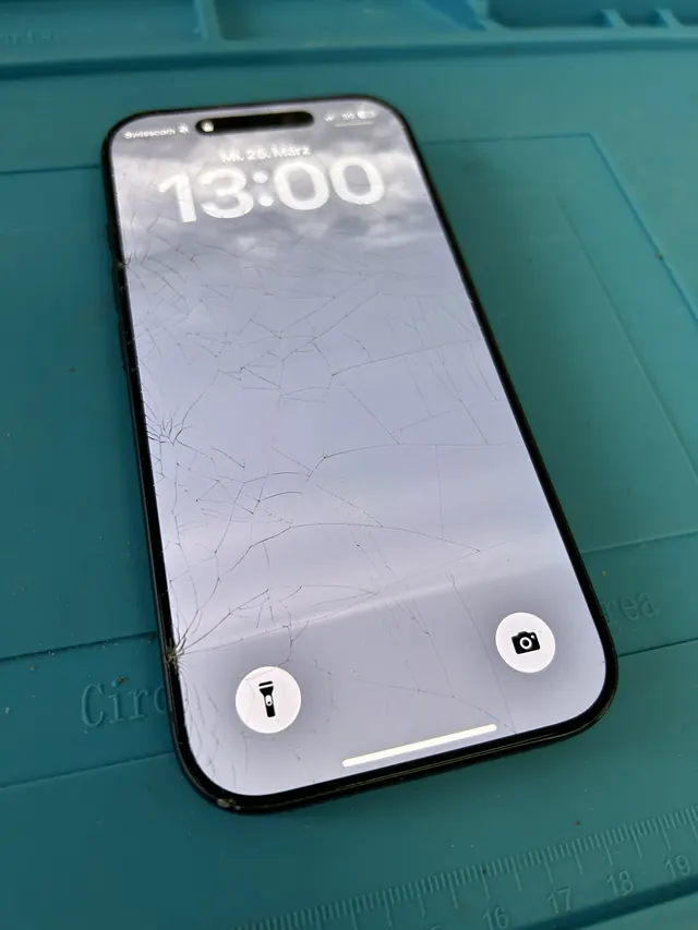 iPhone Display stark gerissen – Display-Reparatur PhoneKlinik Grenchen