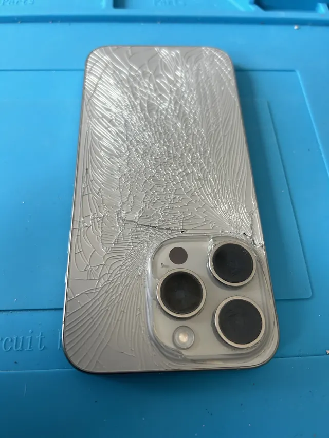 iPhone 14 Pro Max Rückglas schwer beschädigt – Reparatur PhoneKlinik Grenchen