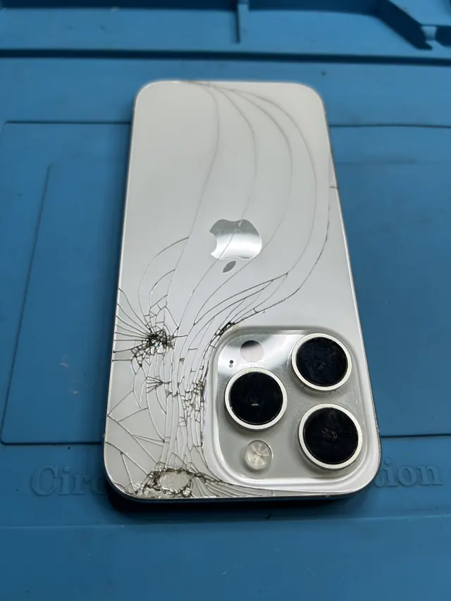 iPhone 15 Pro Rückglas gebrochen – Rückseite Glas Reparatur Grenchen