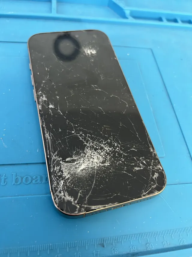 iPhone Display total zersplittert – Express Reparatur Grenchen