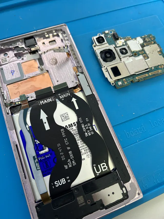 Samsung Galaxy S22 Komplex-Reparatur Mainboard ausgebaut – PhoneKlinik Grenchen